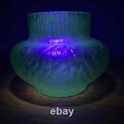 Vase en verre irisé vert uranium Kralik Sohn Martelé Art Nouveau c1910-1920