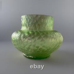 Vase en verre irisé vert uranium Kralik Sohn Martelé Art Nouveau c1910-1920