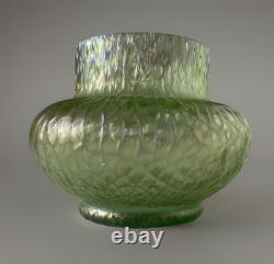 Vase en verre irisé vert uranium Kralik Sohn Martelé Art Nouveau c1910-1920
