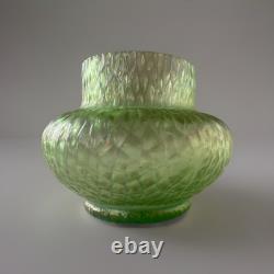 Vase en verre irisé vert uranium Kralik Sohn Martelé Art Nouveau c1910-1920