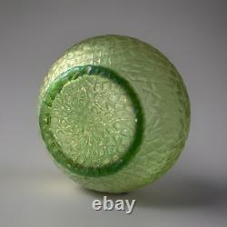 Vase en verre irisé vert uranium Kralik Sohn Martelé Art Nouveau c1910-1920