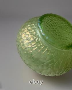 Vase en verre irisé vert uranium Kralik Sohn Martelé Art Nouveau c1910-1920