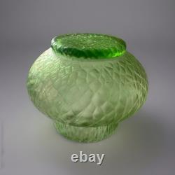 Vase en verre irisé vert uranium Kralik Sohn Martelé Art Nouveau c1910-1920