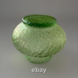 Vase en verre irisé vert uranium Kralik Sohn Martelé Art Nouveau c1910-1920