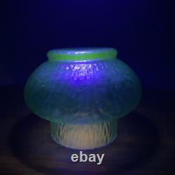Vase en verre irisé vert uranium Kralik Sohn Martelé Art Nouveau c1910-1920
