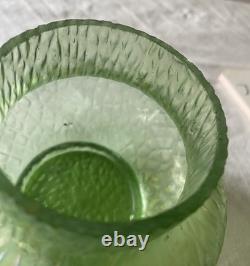 Vase en verre irisé vert uranium Kralik Sohn Martelé Art Nouveau c1910-1920