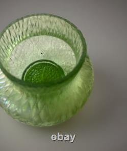 Vase en verre irisé vert uranium Kralik Sohn Martelé Art Nouveau c1910-1920