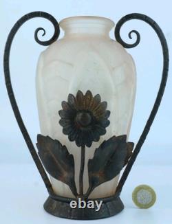 Vase en verre moulé Art Déco français dans un cadre en métal