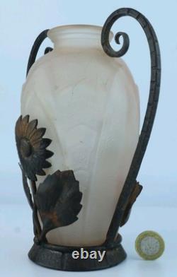 Vase en verre moulé Art Déco français dans un cadre en métal