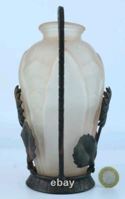 Vase en verre moulé Art Déco français dans un cadre en métal