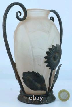 Vase en verre moulé Art Déco français dans un cadre en métal