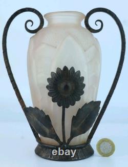 Vase en verre moulé Art Déco français dans un cadre en métal