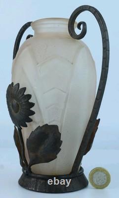 Vase en verre moulé Art Déco français dans un cadre en métal