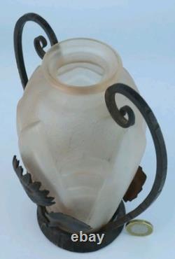 Vase en verre moulé Art Déco français dans un cadre en métal