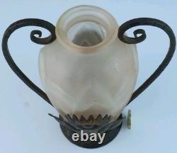 Vase en verre moulé Art Déco français dans un cadre en métal