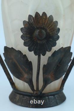 Vase en verre moulé Art Déco français dans un cadre en métal