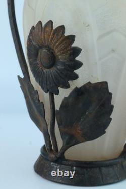 Vase en verre moulé Art Déco français dans un cadre en métal