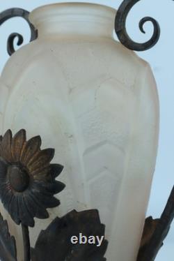 Vase en verre moulé Art Déco français dans un cadre en métal
