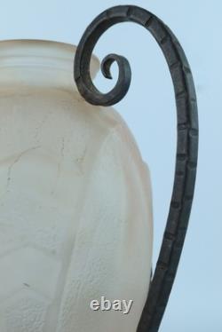 Vase en verre moulé Art Déco français dans un cadre en métal