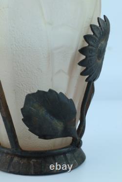 Vase en verre moulé Art Déco français dans un cadre en métal