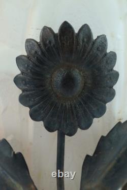 Vase en verre moulé Art Déco français dans un cadre en métal