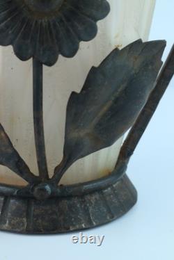 Vase en verre moulé Art Déco français dans un cadre en métal