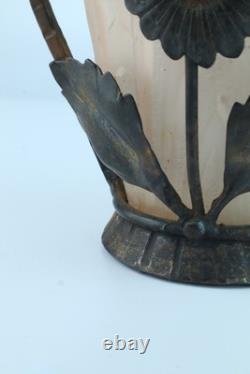 Vase en verre moulé Art Déco français dans un cadre en métal