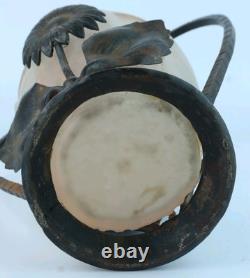 Vase en verre moulé Art Déco français dans un cadre en métal