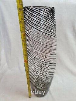 Vase en verre noir d'art de Betty Jackson