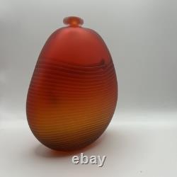 Vase en verre rouge artistique soufflé à la main signé Denizen Robert Wynne Peacock avec marque picturale