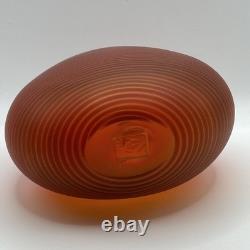 Vase en verre rouge artistique soufflé à la main signé Denizen Robert Wynne Peacock avec marque picturale