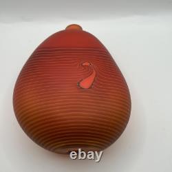 Vase en verre rouge artistique soufflé à la main signé Denizen Robert Wynne Peacock avec marque picturale