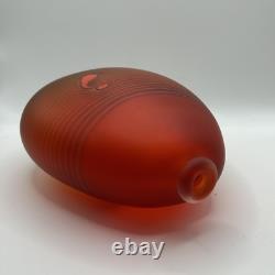 Vase en verre rouge artistique soufflé à la main signé Denizen Robert Wynne Peacock avec marque picturale