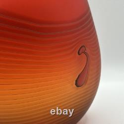 Vase en verre rouge artistique soufflé à la main signé Denizen Robert Wynne Peacock avec marque picturale