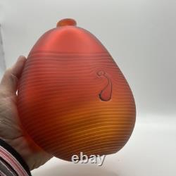 Vase en verre rouge artistique soufflé à la main signé Denizen Robert Wynne Peacock avec marque picturale