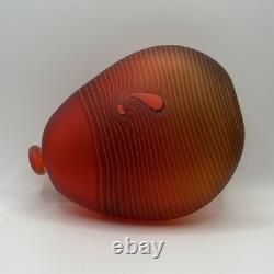 Vase en verre rouge artistique soufflé à la main signé Denizen Robert Wynne Peacock avec marque picturale