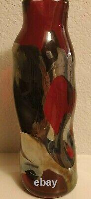 Vase en verre rouge de 10,5 pouces de hauteur par Dohmen and Company - Art décoratif en verre