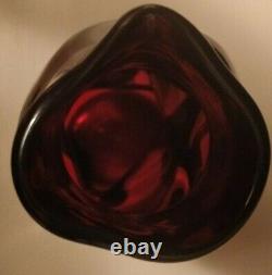 Vase en verre rouge de 10,5 pouces de hauteur par Dohmen and Company - Art décoratif en verre