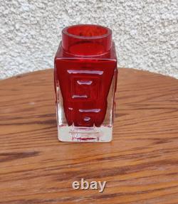 Vase en verre rouge rubis avec motif grec de Whitefriars, 11 cm de haut, étiquette originale de 1963-1979