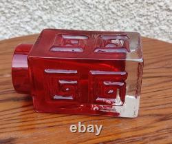 Vase en verre rouge rubis avec motif grec de Whitefriars, 11 cm de haut, étiquette originale de 1963-1979