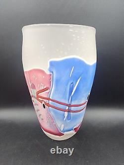 Vase en verre satiné abstrait de 10 3/4 pouces de hauteur style James Wilbat