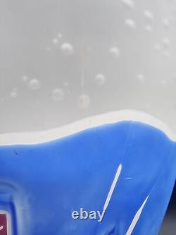 Vase en verre satiné abstrait de 10 3/4 pouces de hauteur style James Wilbat