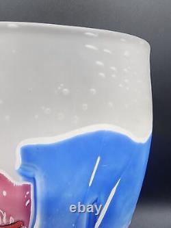 Vase en verre satiné abstrait de 10 3/4 pouces de hauteur style James Wilbat