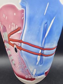 Vase en verre satiné abstrait de 10 3/4 pouces de hauteur style James Wilbat