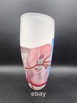 Vase en verre satiné abstrait de 10 3/4 pouces de hauteur style James Wilbat