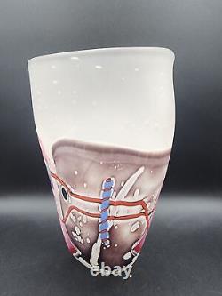 Vase en verre satiné abstrait de 10 3/4 pouces de hauteur style James Wilbat