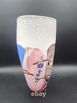 Vase en verre satiné abstrait de 10 3/4 pouces de hauteur style James Wilbat