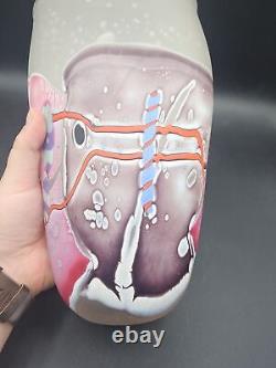 Vase en verre satiné abstrait de 10 3/4 pouces de hauteur style James Wilbat