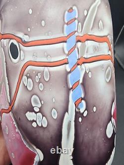 Vase en verre satiné abstrait de 10 3/4 pouces de hauteur style James Wilbat