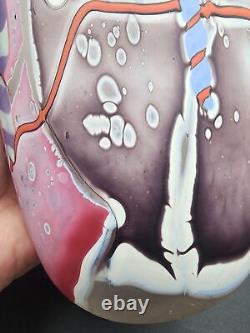 Vase en verre satiné abstrait de 10 3/4 pouces de hauteur style James Wilbat